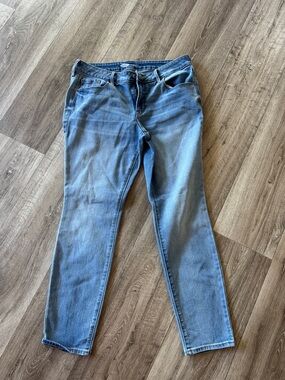 Light Wash Straight Leg Jeans - Blue